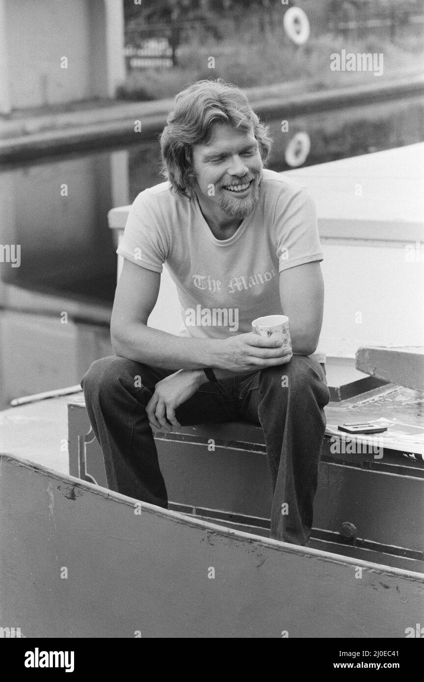 Richard Branson, maestro de 28 años detrás de la compañía Virgin Music. Relajándose en su barco. En este conjunto de 21 imágenes , Richard se ve relajándose en su casa flotante, yendo a trabajar, en su estudio de grabación The Townhouse en el oeste de Londres, y en la nueva tienda Virgin Mega Store con algunos de los £3.000.000 de discos y cintas en el fondo. Foto de Bill Rowntree Foto tomada el 4th de julio de 1979 Foto de stock