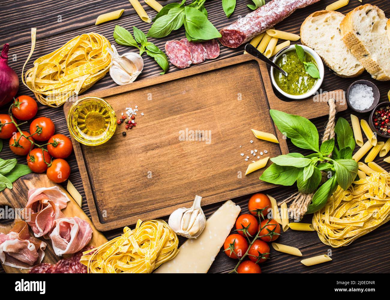 Comida tradicional italiana y canapés. Foto de stock
