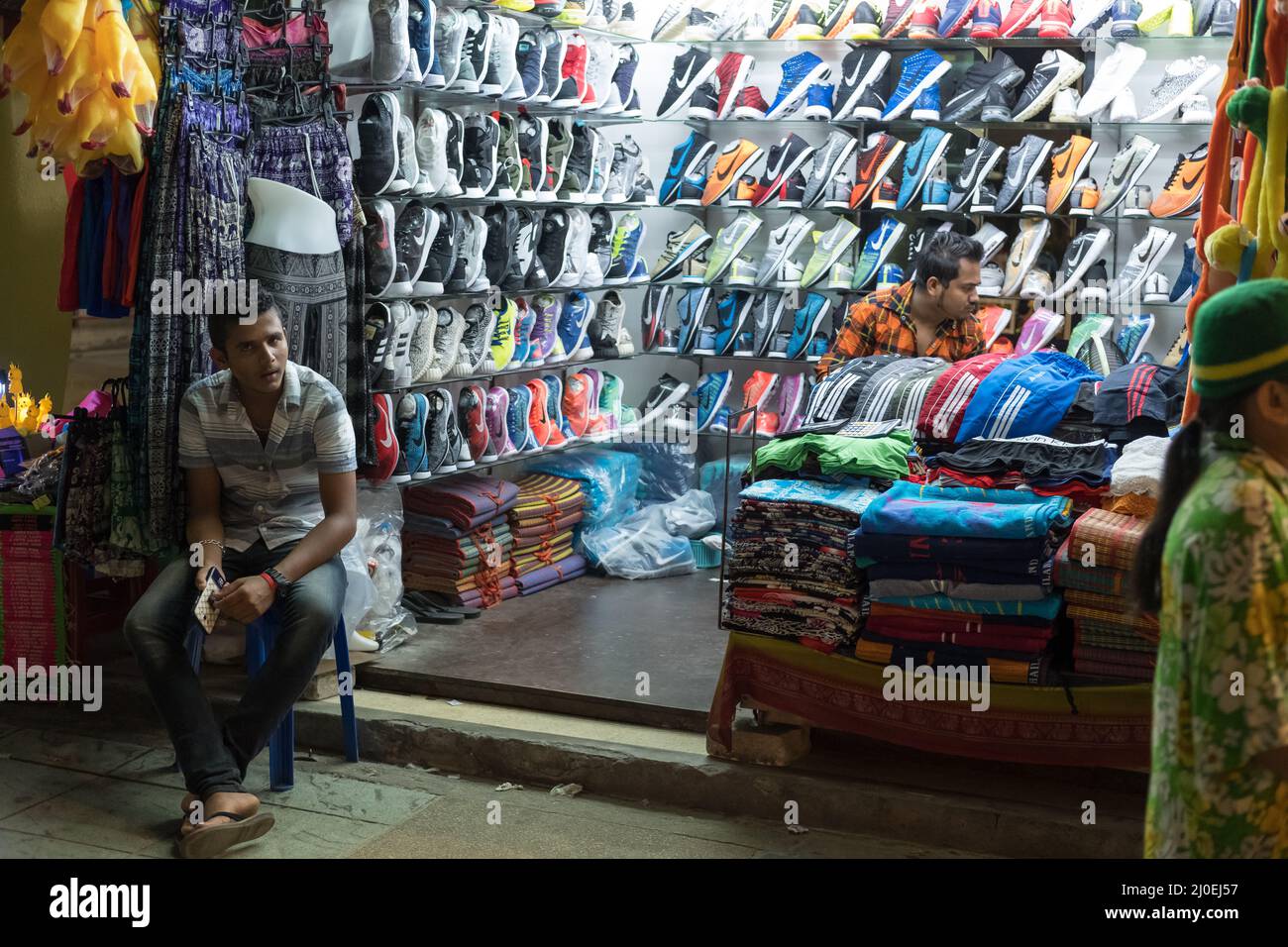 Asia thailand phuket shoes shop fotografías e imágenes de alta resolución -  Alamy