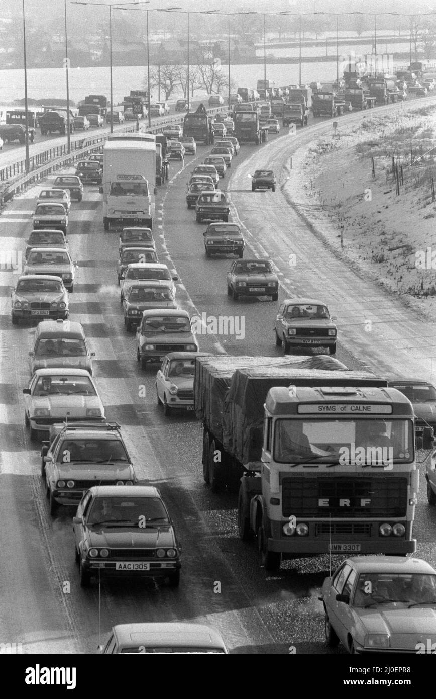 Tráfico pesado en la M6 alrededor de Birmingham. 29th de enero de 1979. Foto de stock