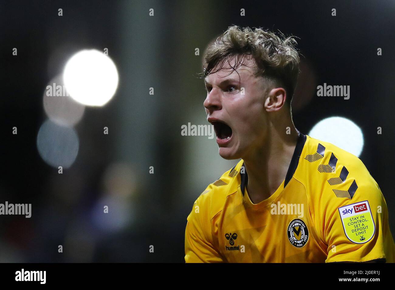 Newport, Reino Unido. 18th Mar, 2022. Rob Street del condado de Newport reacciona. Liga DE FÚTBOL DE EFL DOS MATCH, NEWPORT county v Hartlepool Utd en Rodney Parade en Newport, Gales el viernes 18th de marzo de 2022. Esta imagen sólo puede utilizarse con fines editoriales. Sólo para uso editorial, se requiere licencia para uso comercial. pic by Credit: Andrew Orchard sports photography/Alamy Live News Foto de stock