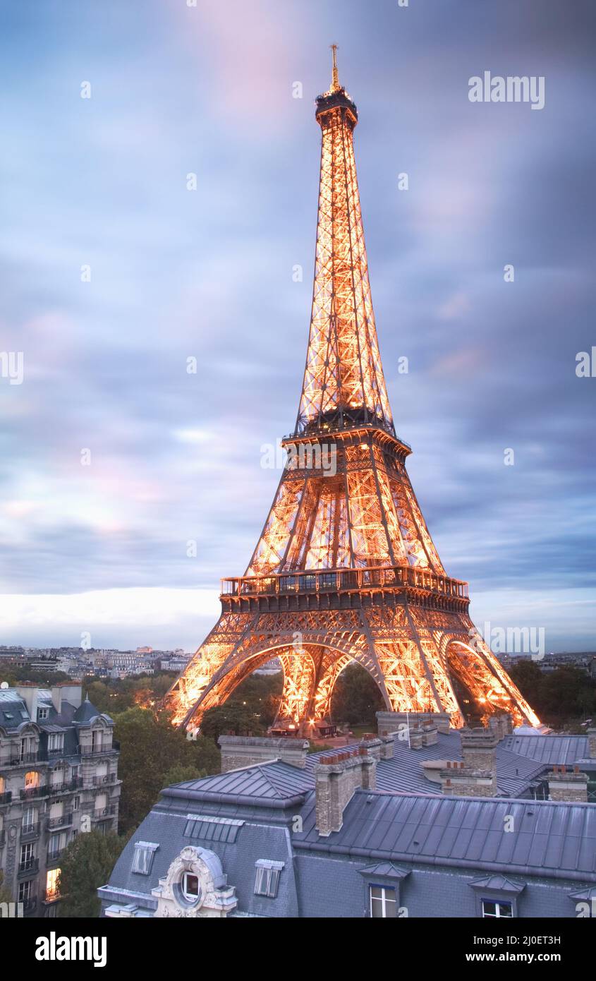Vista alta de la Torre Eiffel a las Dusk.jpg Foto de stock