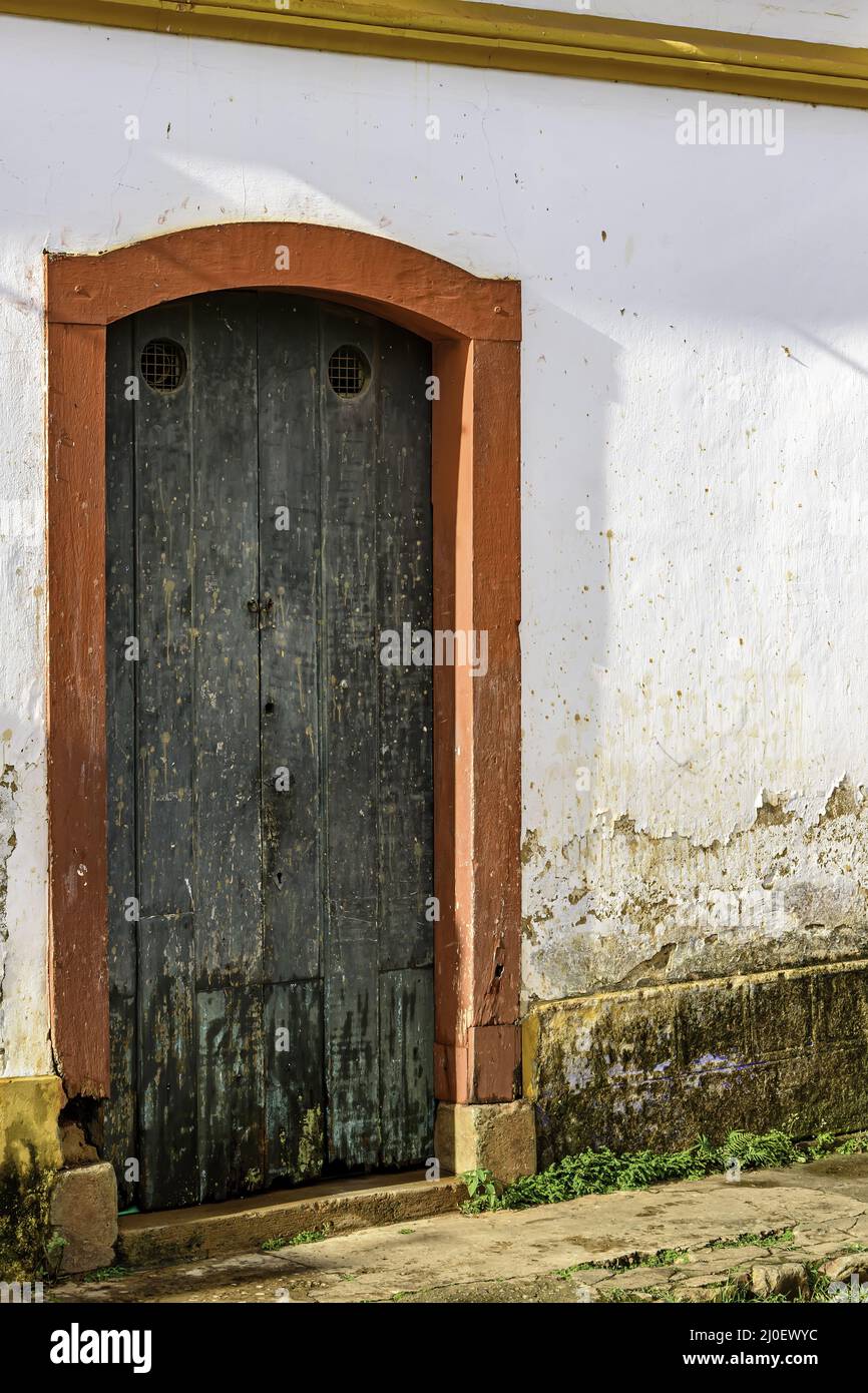 Puerta colonial de madera fotografías e imágenes de alta resolución - Alamy