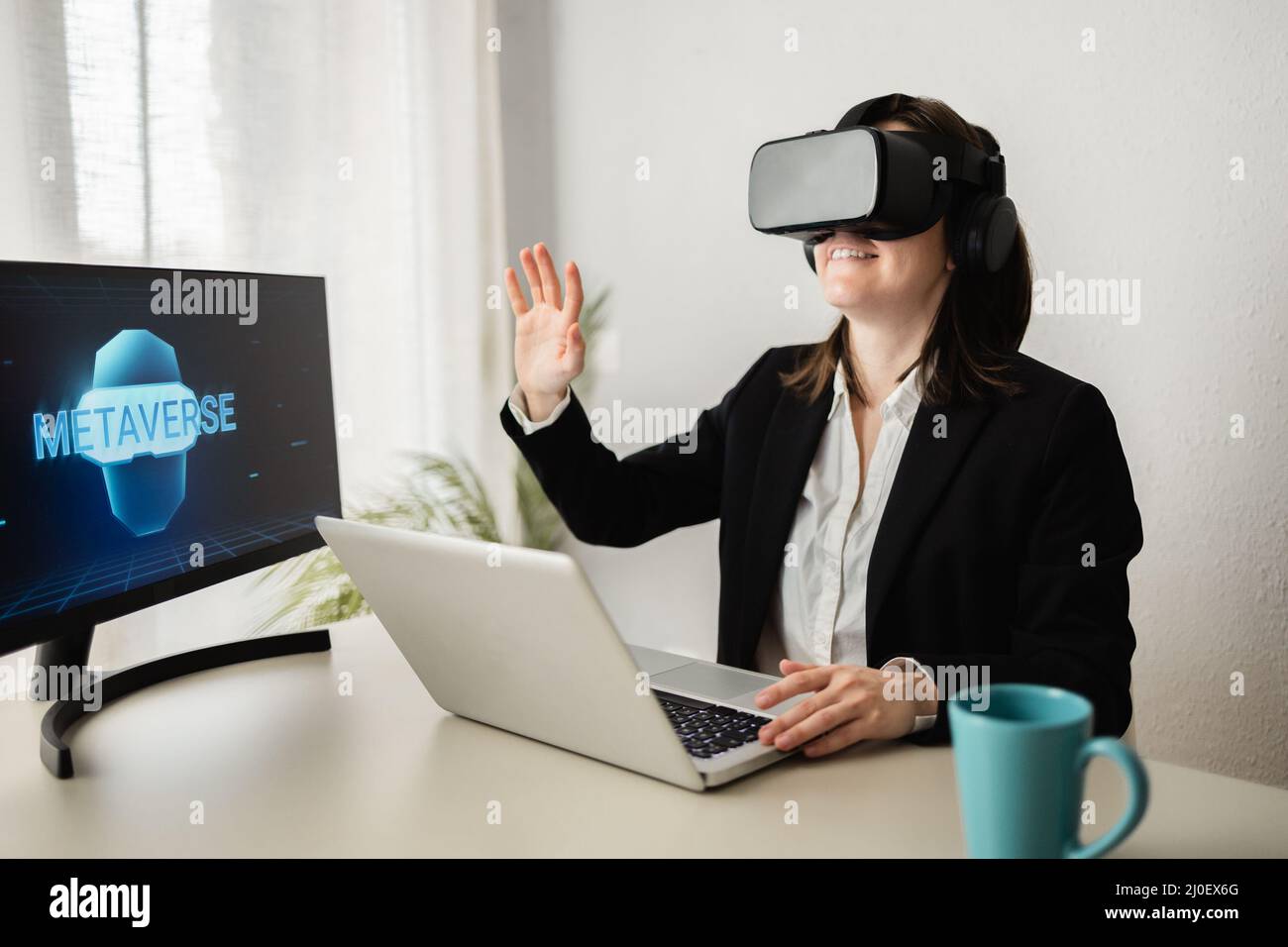 Concepto de tecnología Metaverse - Mujer de negocios que realiza videollamadas con auriculares de realidad virtual - Enfoque en las gafas Foto de stock