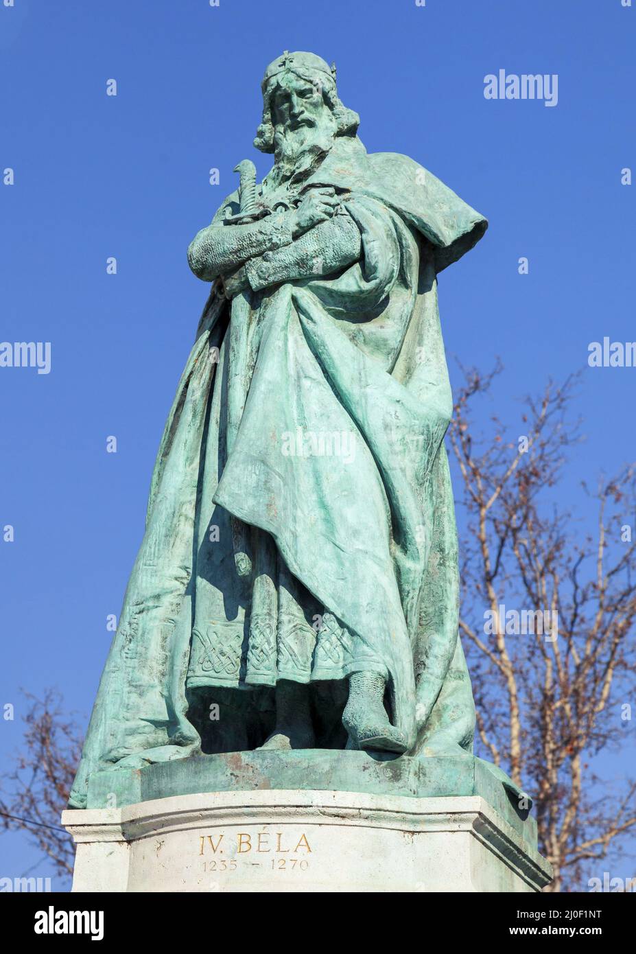 Budapest, HUNGRÍA - 15 DE FEBRERO de 2015 - Estatua del rey Bela IV en la Plaza del Héroe, Budapest Foto de stock