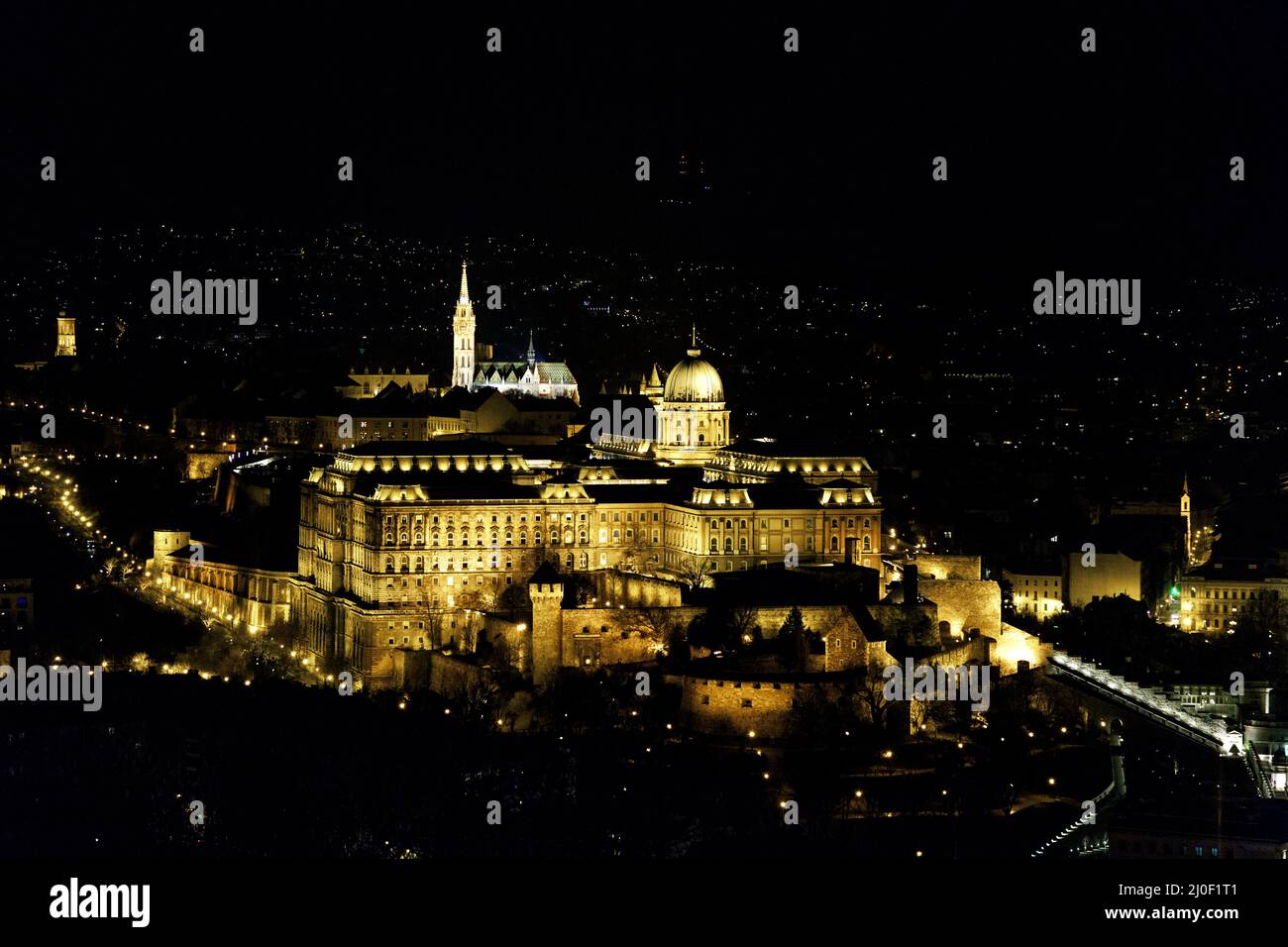 Castillo de Buda en Budapest iluminado por la noche Foto de stock