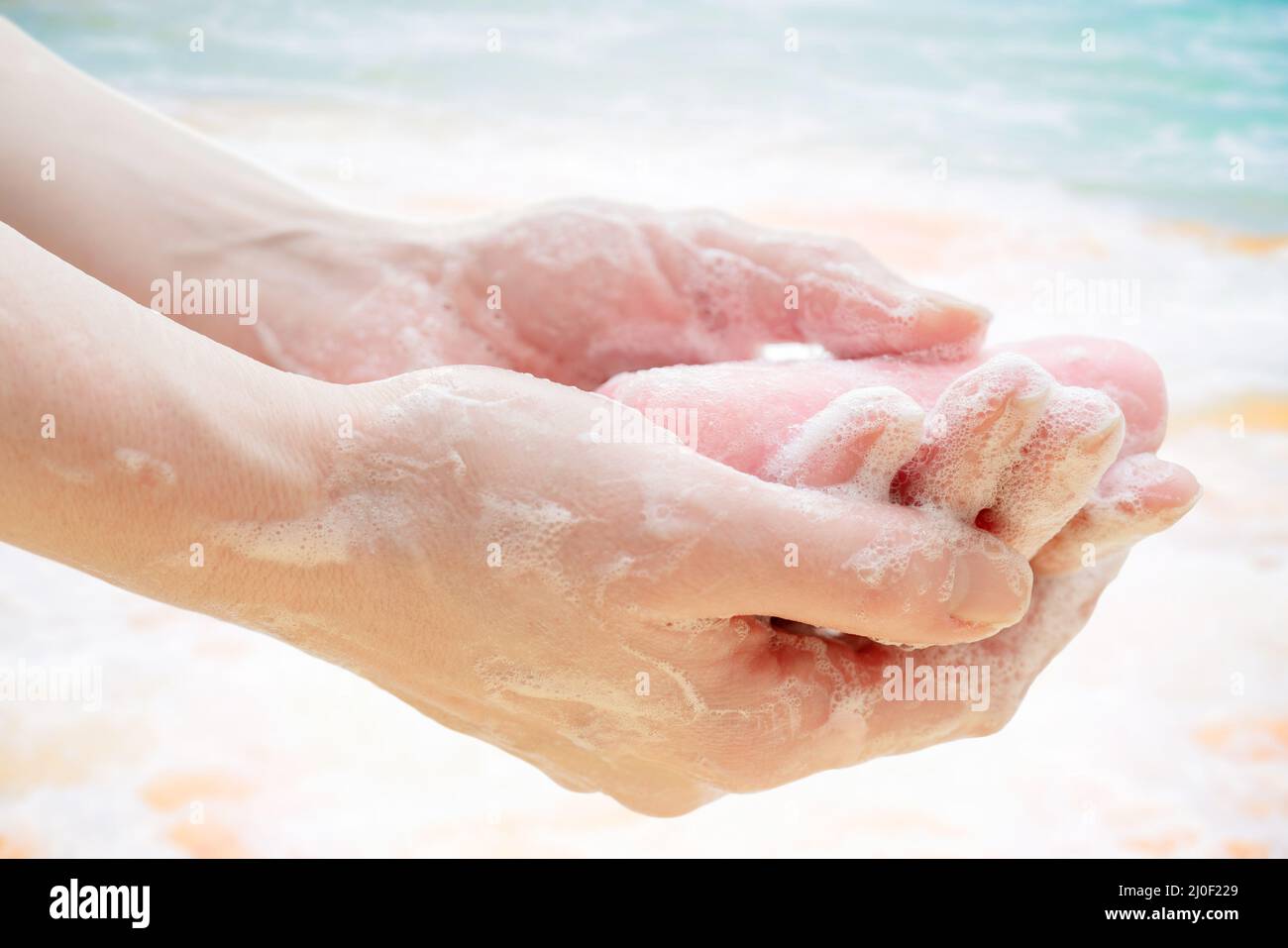 Jabón antibacteriano en las manos. Desinfección de manos con jabón. Limpieza e higiene en la vida cotidiana. Higiene de manos Foto de stock
