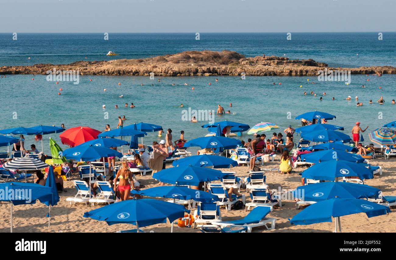 Nadadores en la playa de la bahía del higo de Protaras, Chipre Foto de stock