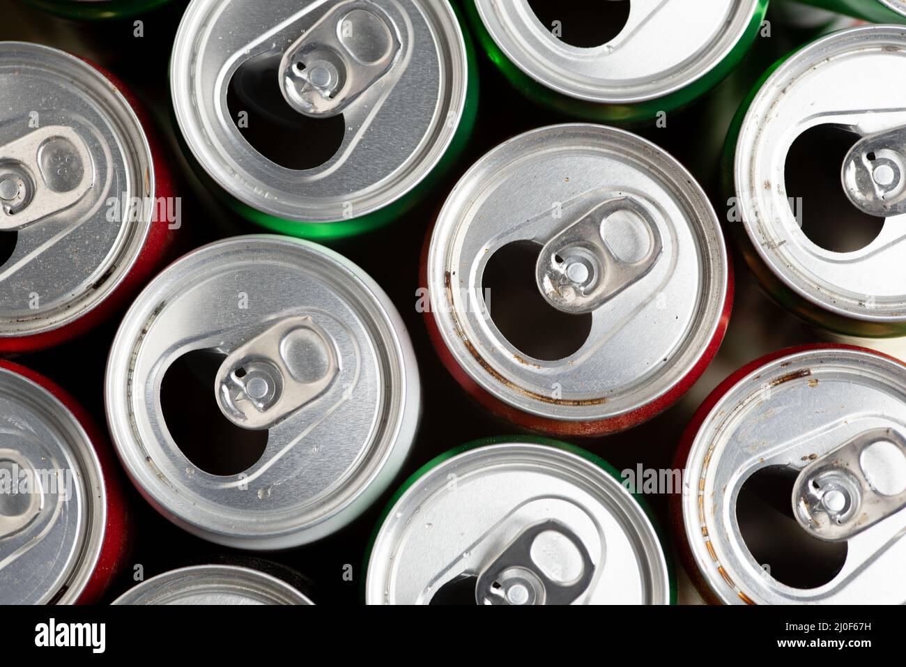 Vaciar latas de aluminio usadas listas para su reciclaje Foto de stock