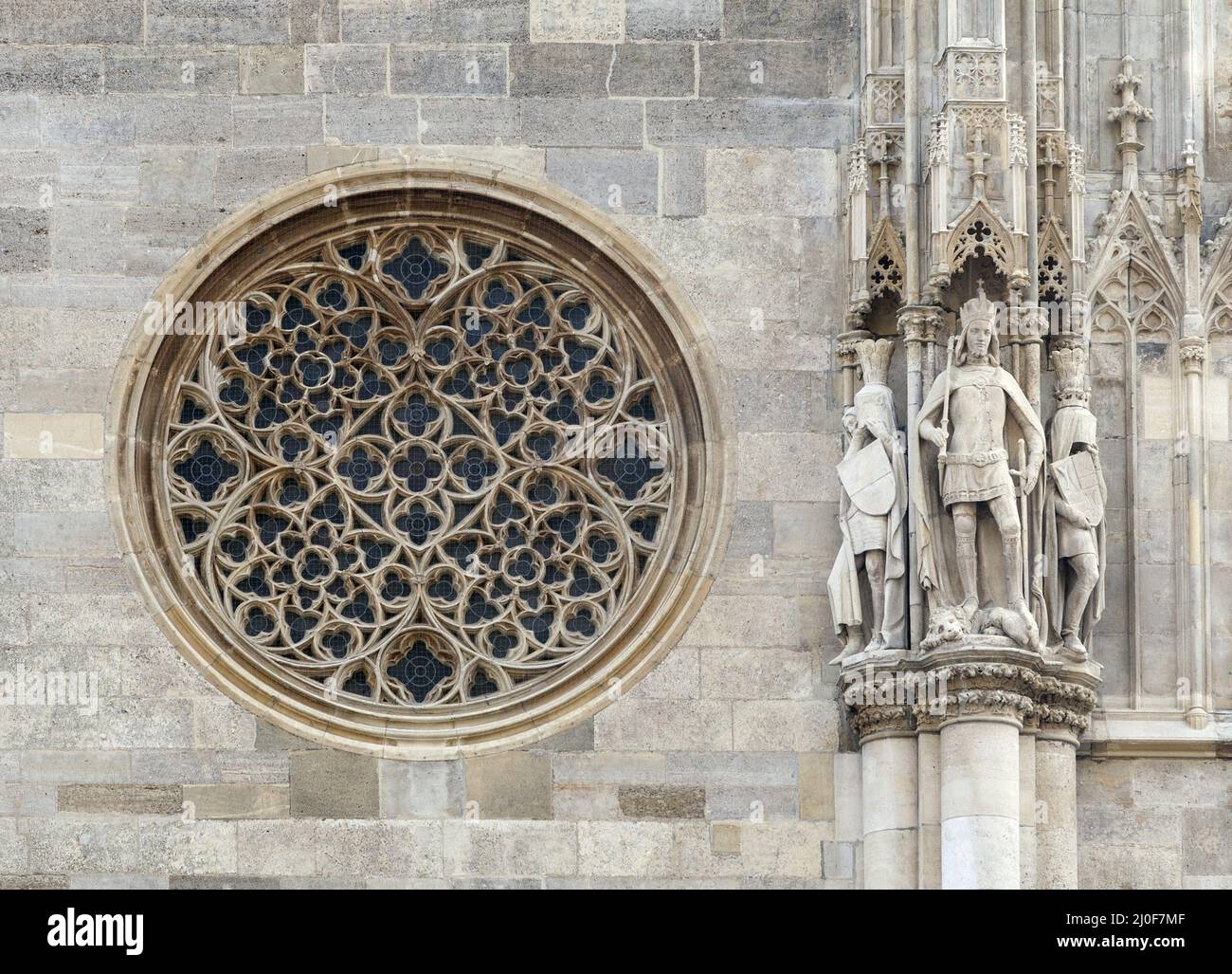 Ventana gótica redonda sobre la fachada de la catedral de San Esteban, Viena Foto de stock