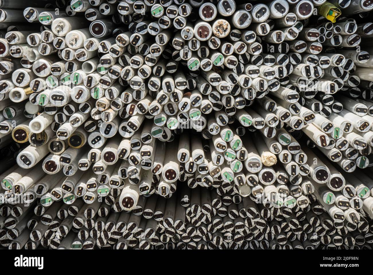 Residuos de tubos fluorescentes en un patio de reciclaje Fotografía de