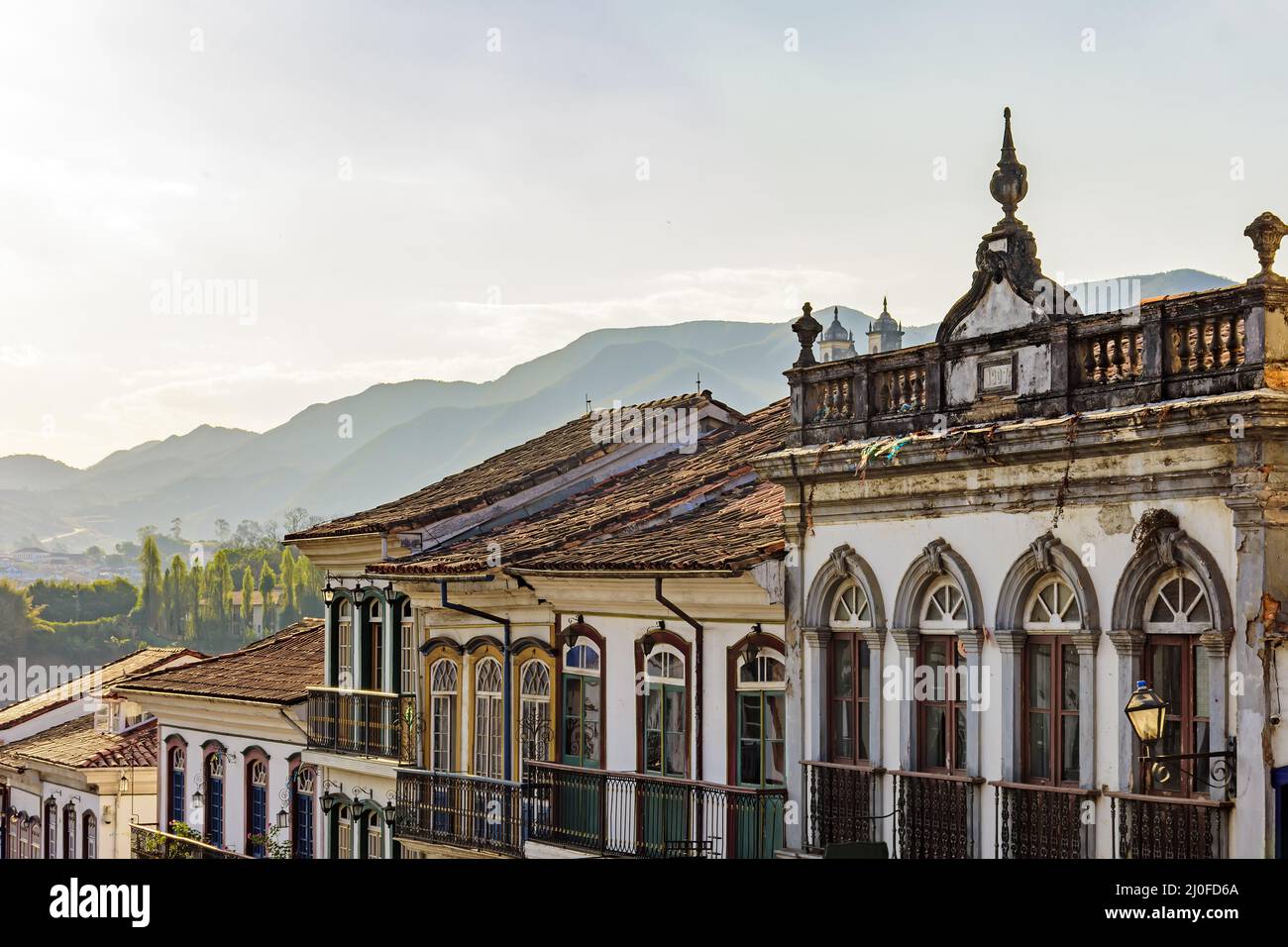 Fachadas de casas de arquitectura colonial en una calle antigua de la ciudad de Ouro Preto Foto de stock