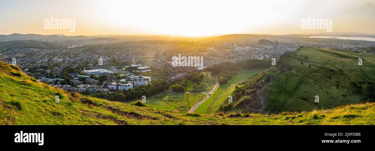 Panorama del paisaje urbano de Edimburgo al atardecer Foto de stock