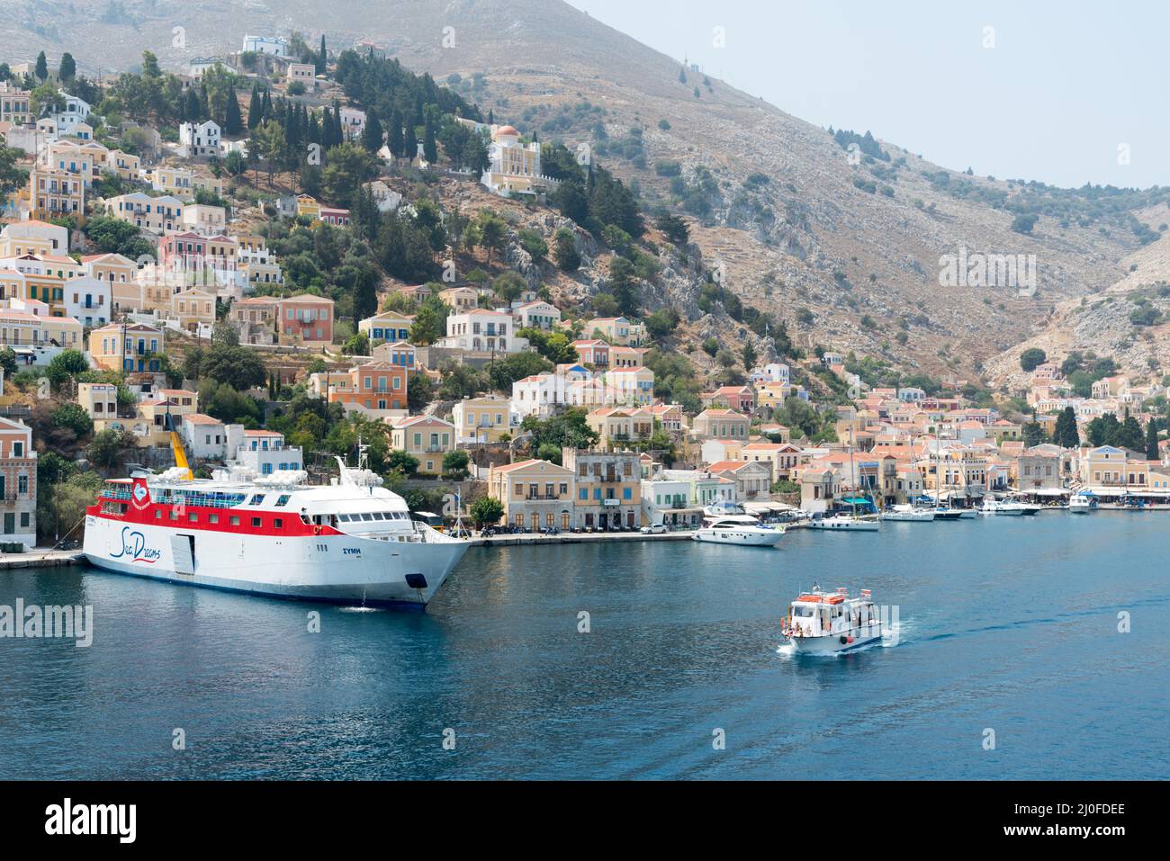 Puerto de la isla de Symi en el mar Egeo en Grecia Foto de stock