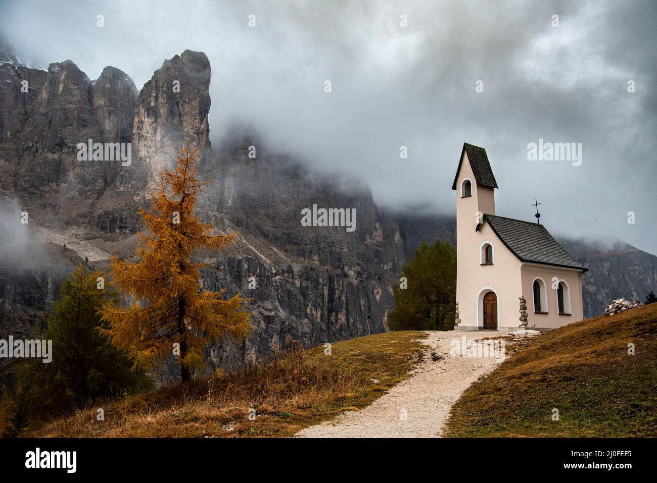 La iglesia de Cappella di san Maurizio en el paso de Passo gardena en los Dolomitas del Tirol del Sur en Italia. Foto de stock