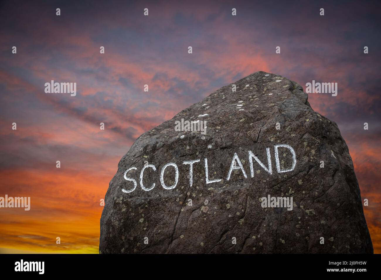 El cartel de la frontera escocesa al atardecer Foto de stock