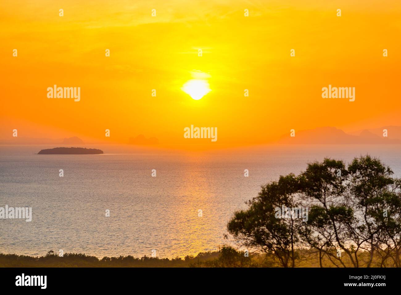 Muchas islas pequeñas paisaje en el mar de la puesta de sol Foto de stock