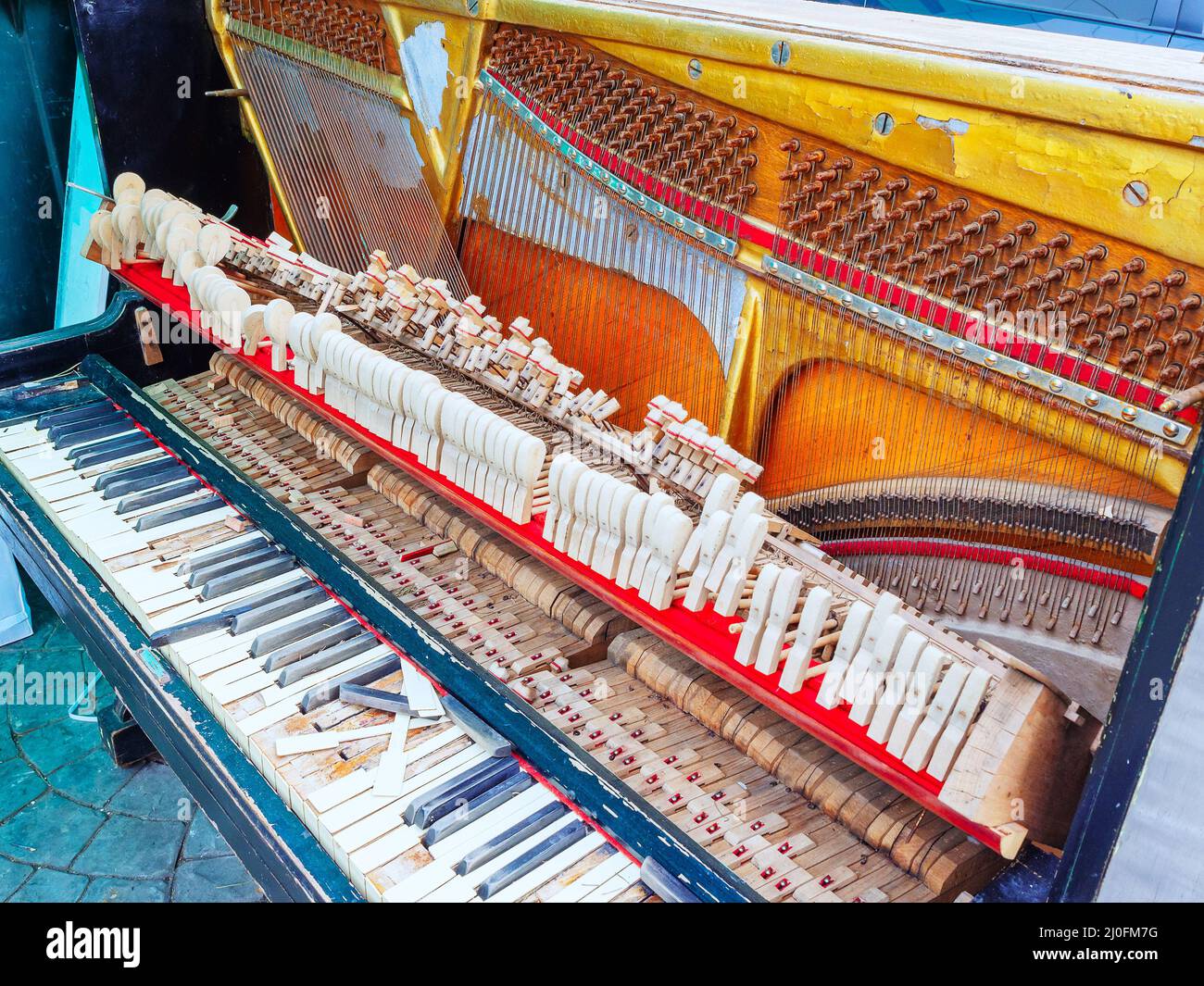 Piano de pared fotografías e imágenes de alta resolución - Alamy