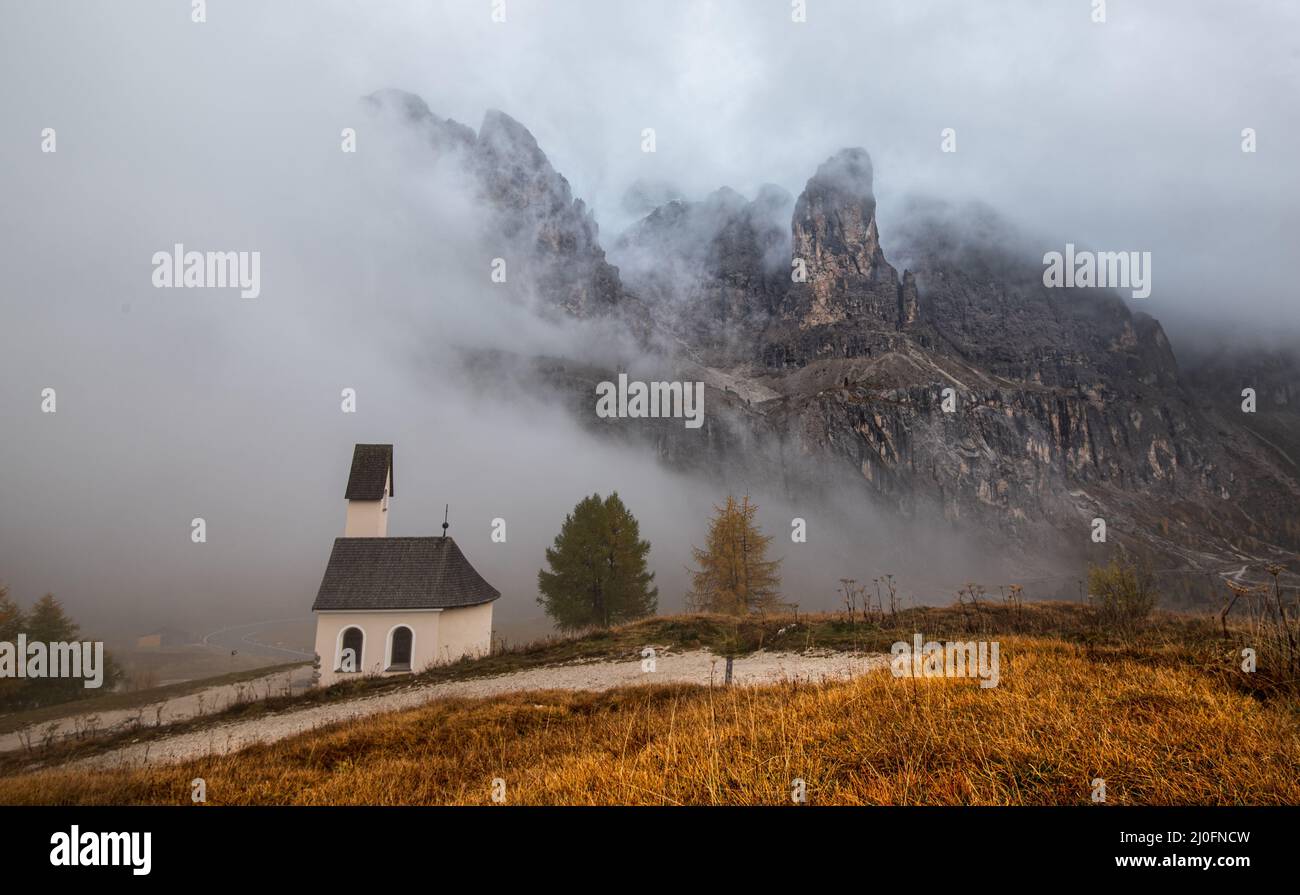 La iglesia de Cappella di san Maurizio en el paso de Passo gardena en los Dolomitas del Tirol del Sur en Italia. Foto de stock