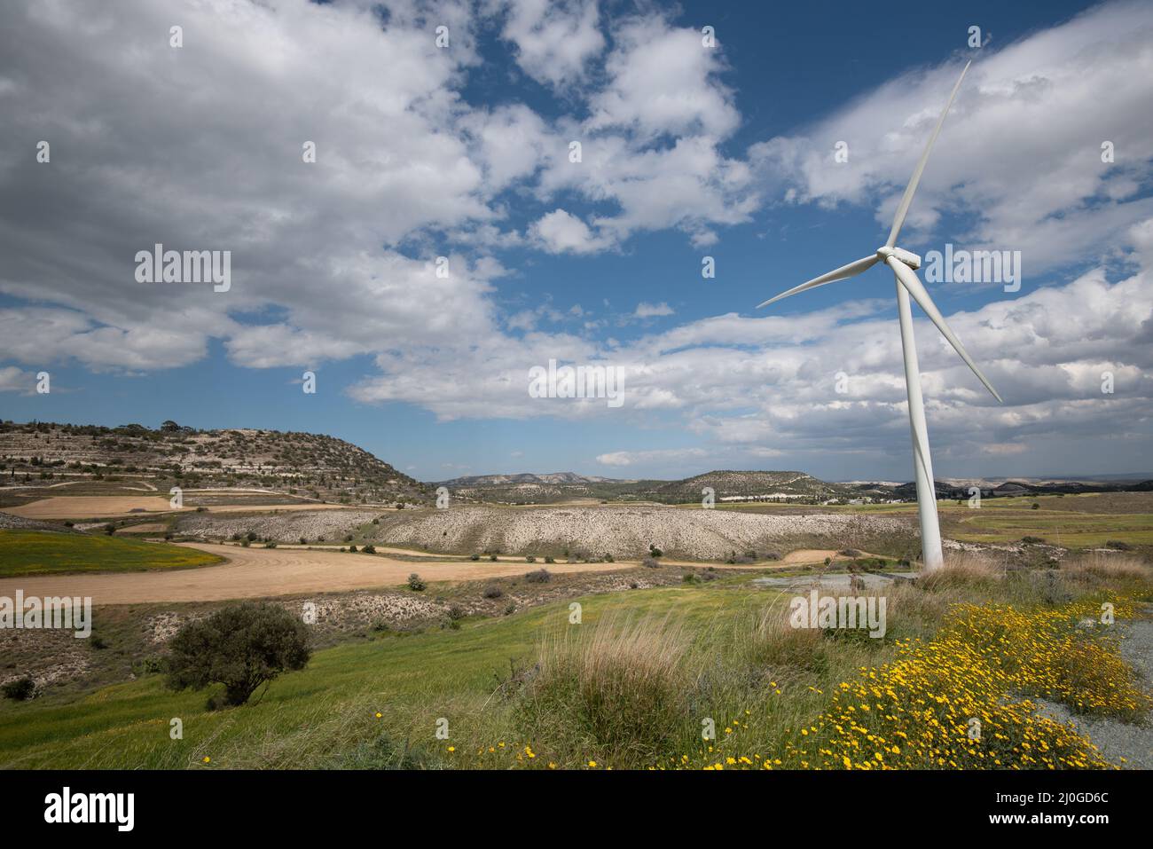 Los molinos de viento generan electricidad a partir del viento en un parque de turbinas. Energías renovables alternativas. Foto de stock