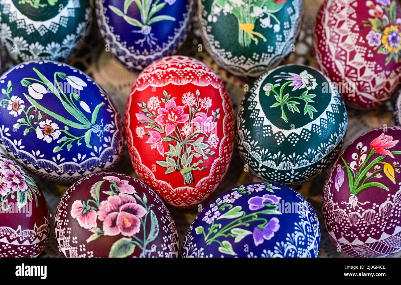 Spreewald, Alemania. 19th Mar, 2022. 19 de marzo de 2022, Brandeburgo,  Lübbenau: Huevos de pollo decorados con colores en la feria de huevos de  Pascua en el Museo Spreewald. El Museo Spreewald