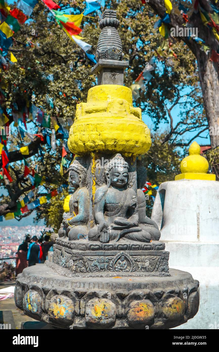 Pequeño santuario en el templo de los monos en Nepal Foto de stock