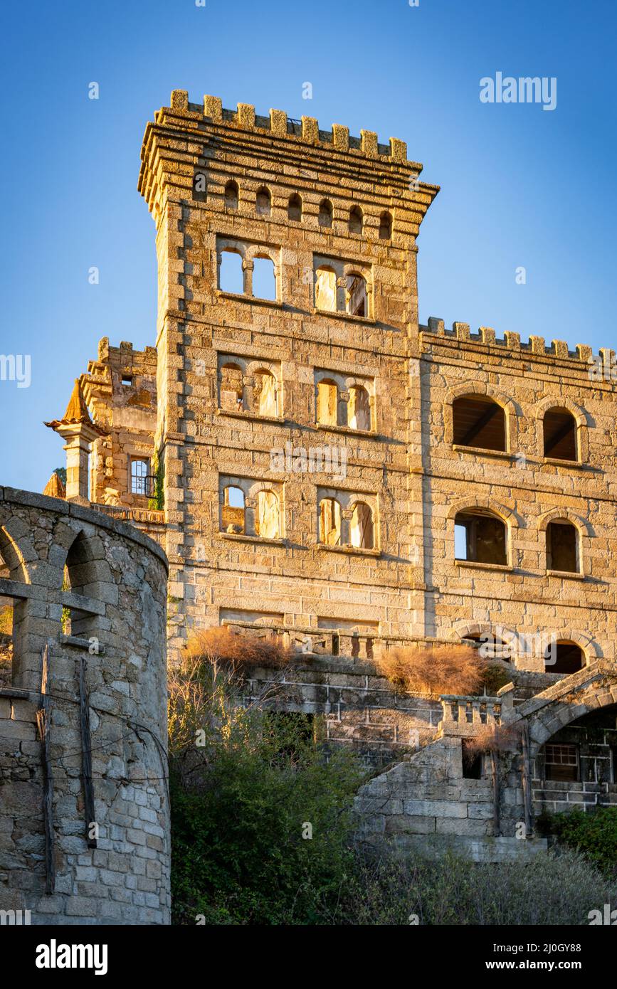 Edificio abandonado en ruinas de Termas Radium Hotel Serra da Pena en  Sortelha, Portugal Fotografía de stock - Alamy