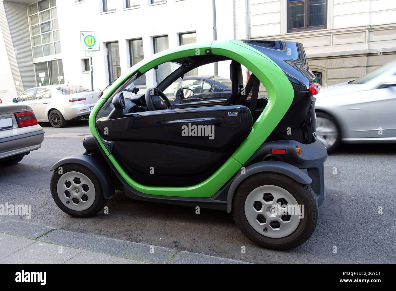 Coche eléctrico de dos plazas Renault Twizy Fotografía de stock - Alamy