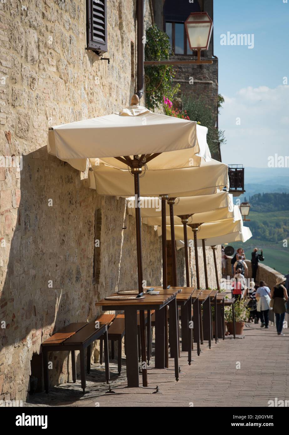Restaurante en la histórica ciudad medieval de San Gimignano en la provincia de Siena, Toscana, Italia. Foto de stock