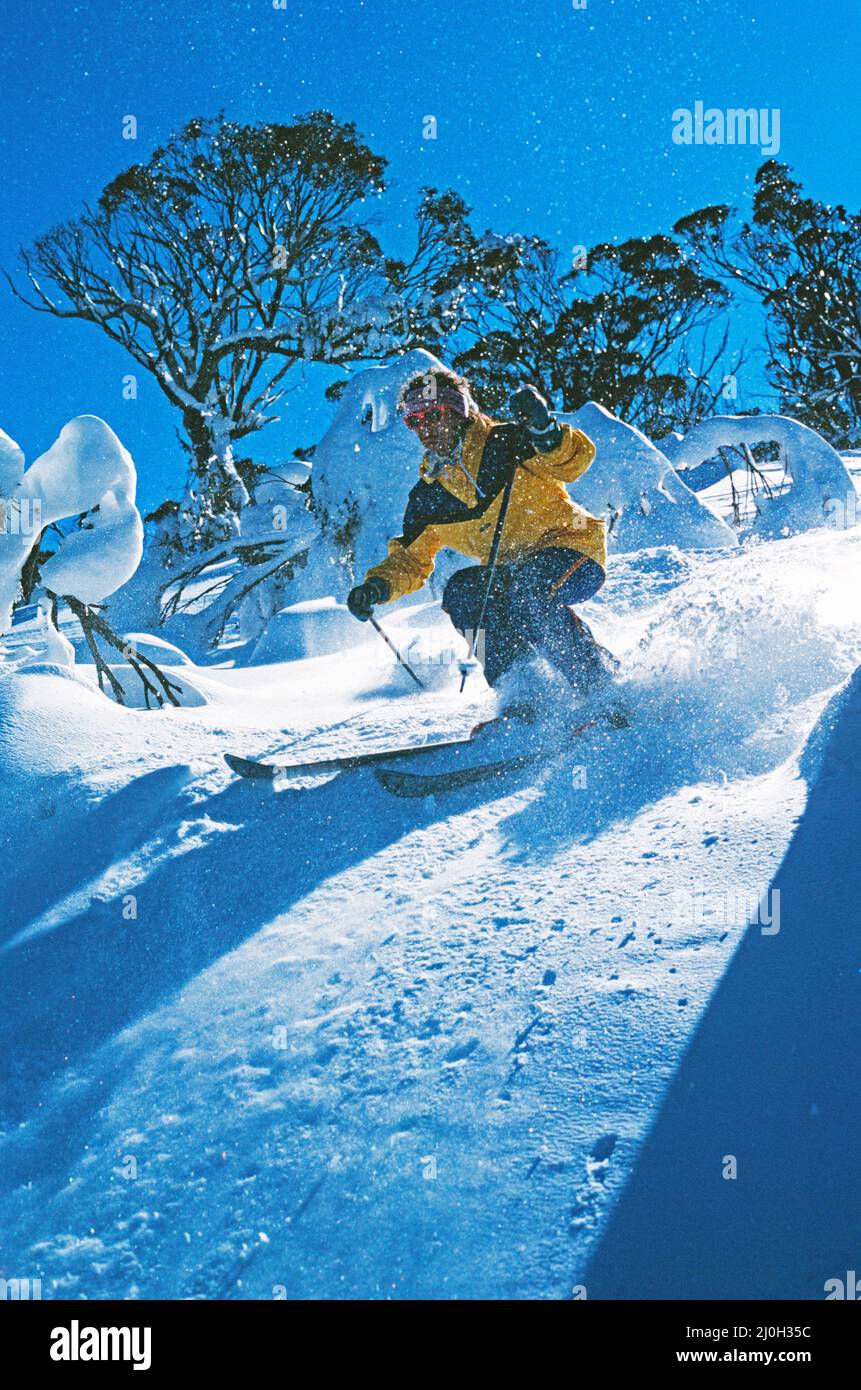 Australia. Nueva Gales del Sur. Estación de esquí de Thredbo. Joven esquí cuesta abajo. Foto de stock