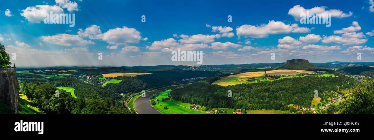 Panorama del Parque Nacional Sächsische Schweiz (Suiza sajona) desde Konigstein Fest, Bastei, Sajonia, Alemania. Foto de stock