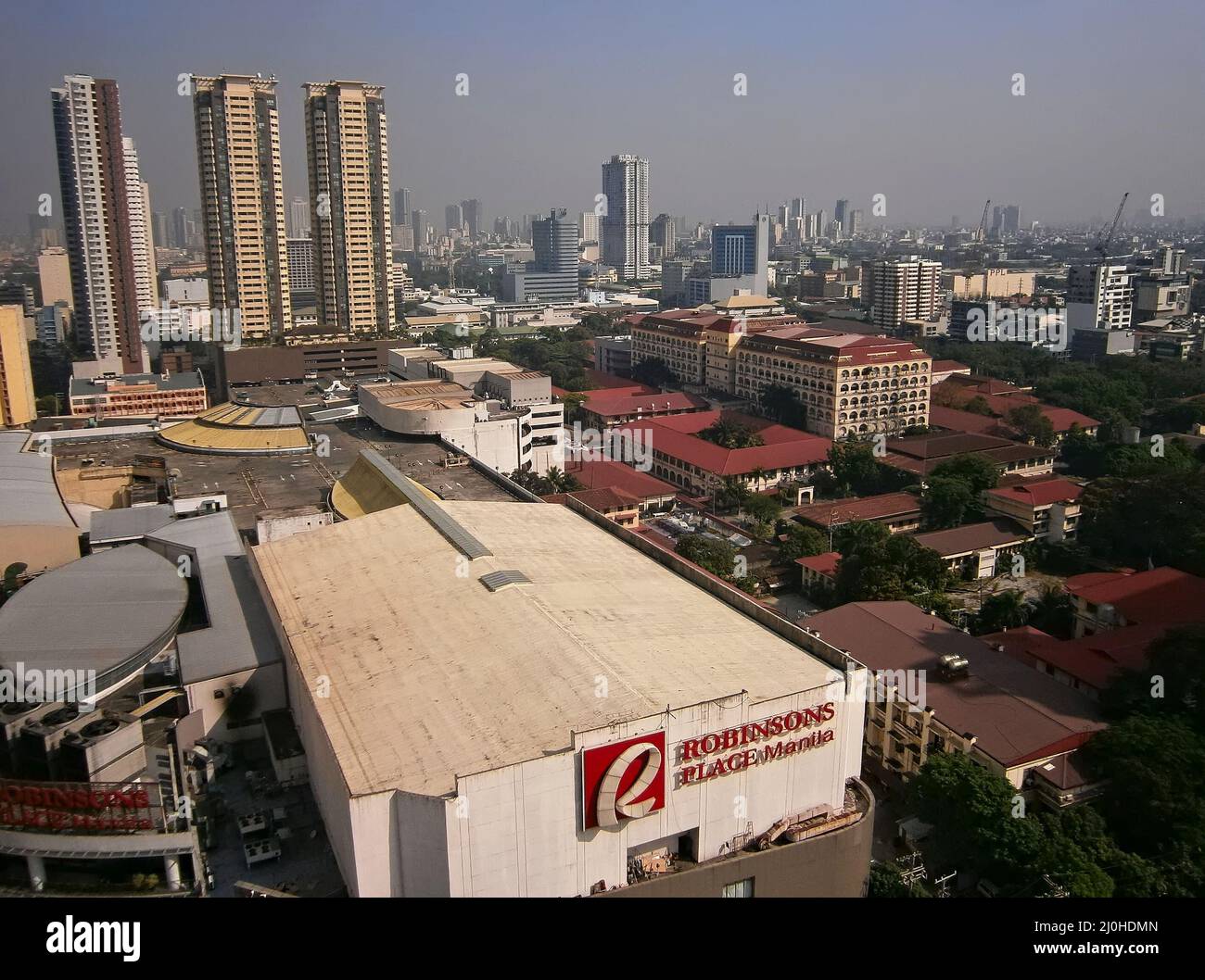 Una vista de Malate en el centro de Manila desde un hotel alto con el centro comercial Robinsons Place en primer plano. Foto de stock