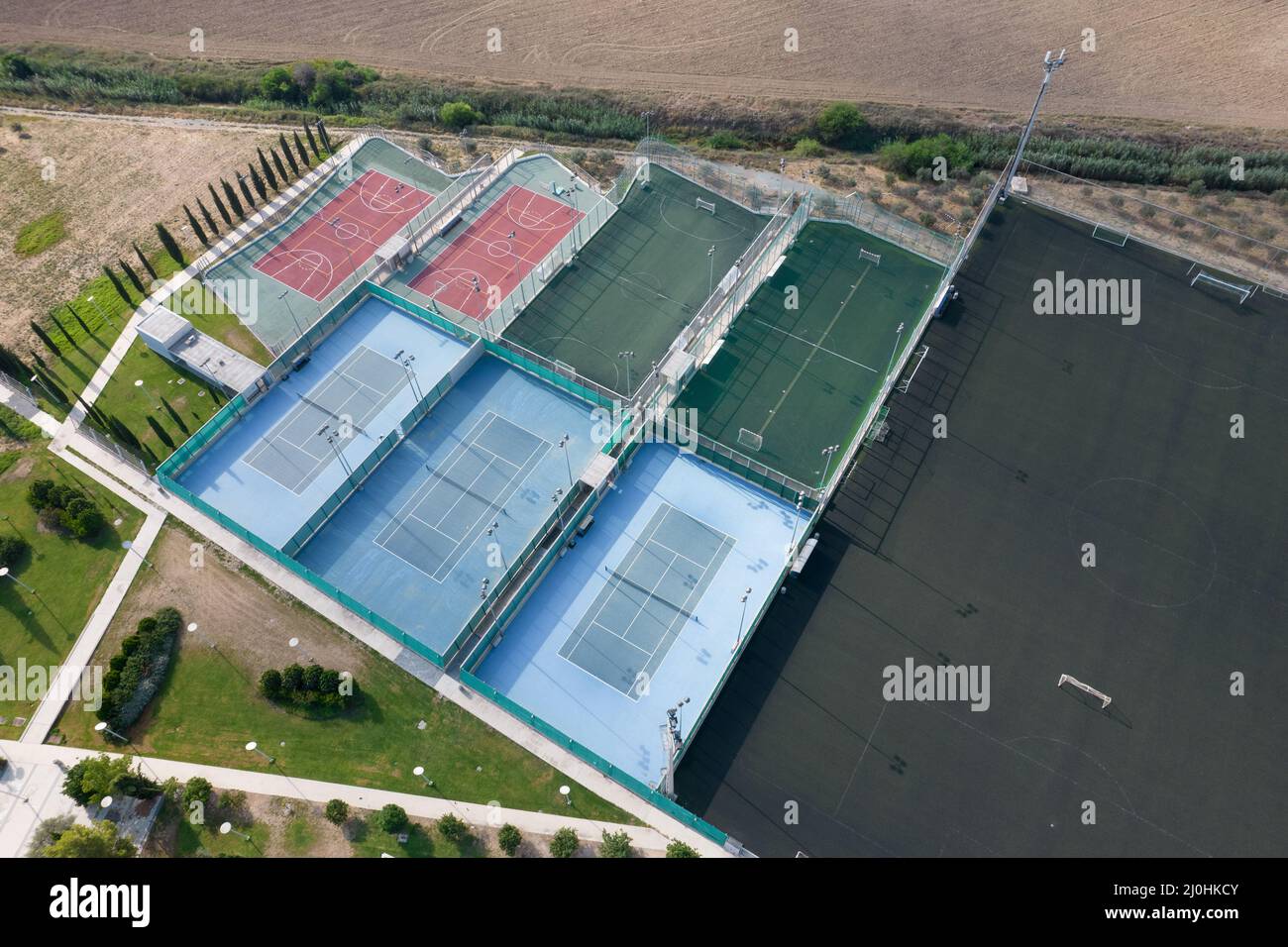 Estadios vacíos para fútbol, baloncesto y tenis, fotografía aérea, drone Foto de stock