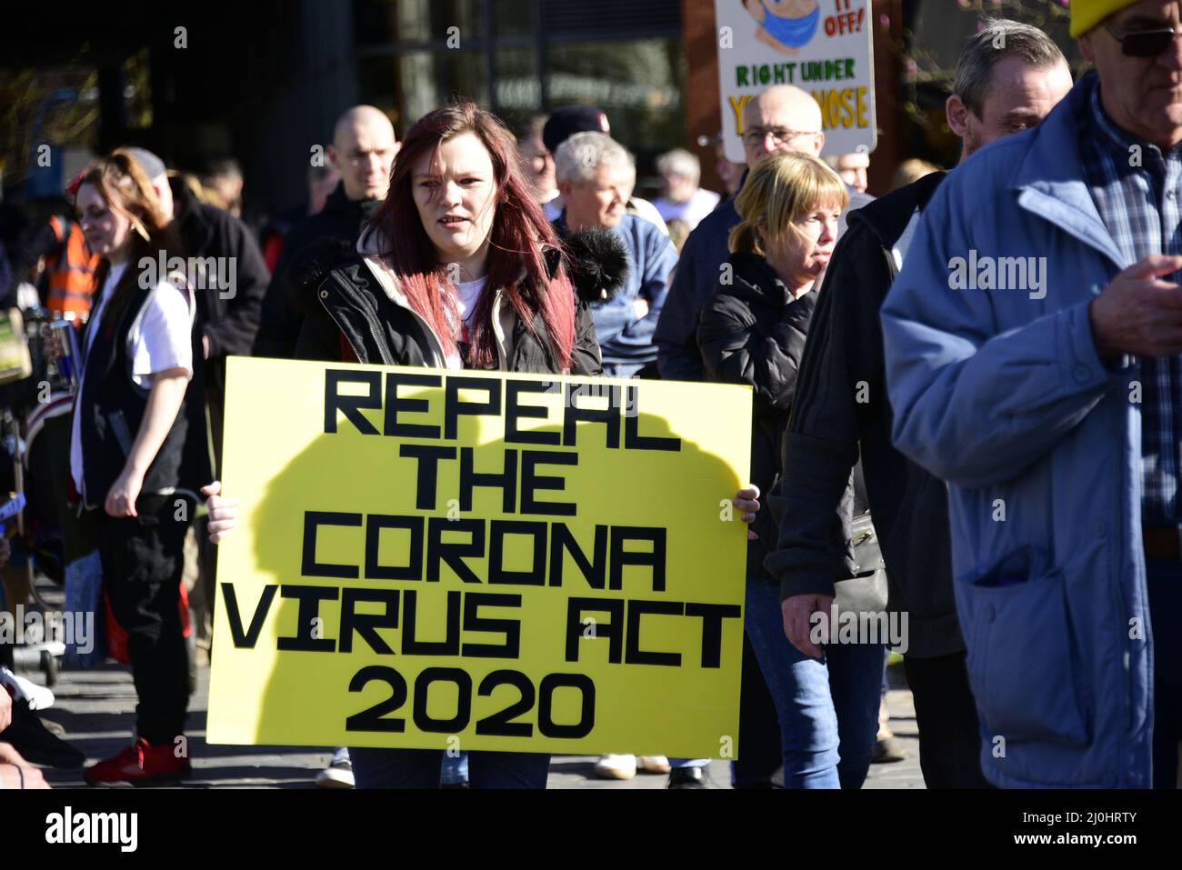 Manchester, Reino Unido, 19th de marzo de 2022. Protesta de personas que se oponen al uso de la vacuna Covid-19 en Piccadilly Gardens, centro de Manchester, Inglaterra, Reino Unido, Islas Británicas. Crédito: Terry Waller/Alamy Live News Foto de stock