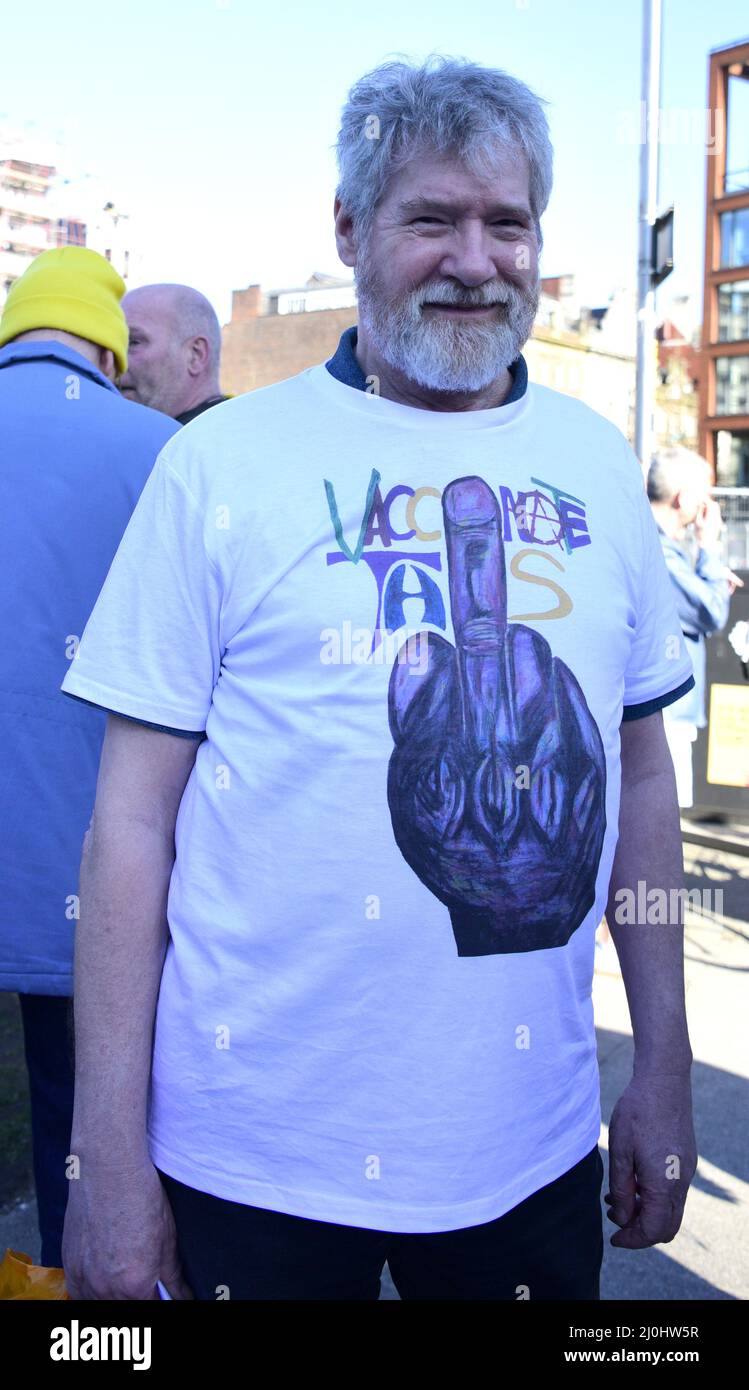 Manchester, Reino Unido, 19th de marzo de 2022. Protesta de personas que se oponen al uso de la vacuna Covid-19 en Piccadilly Gardens, centro de Manchester, Inglaterra, Reino Unido, Islas Británicas. Crédito: Terry Waller/Alamy Live News Foto de stock