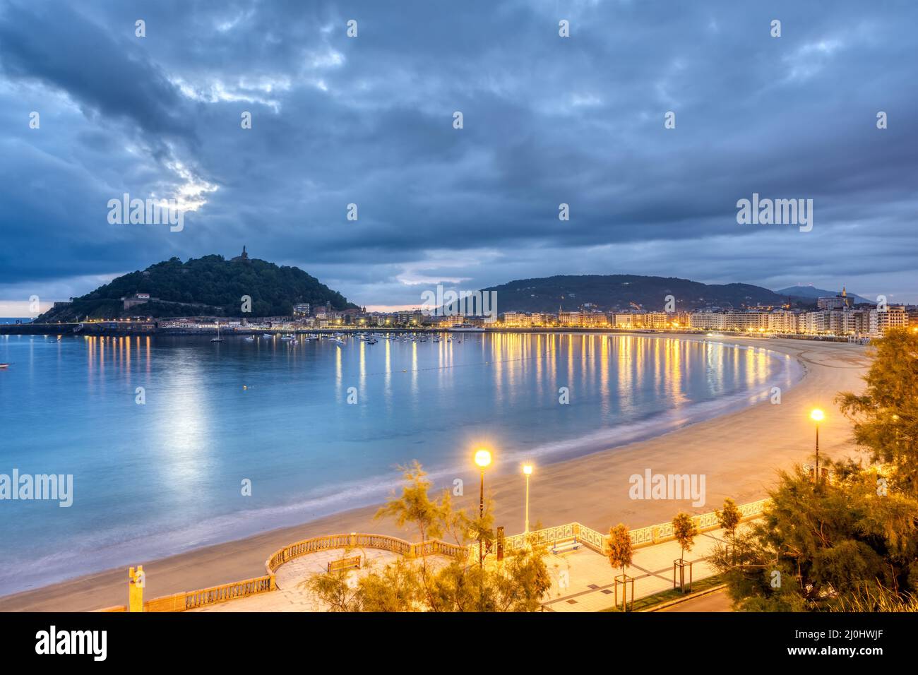 Vista de la playa de La Concha en San Sebastián, España, al amanecer Foto de stock