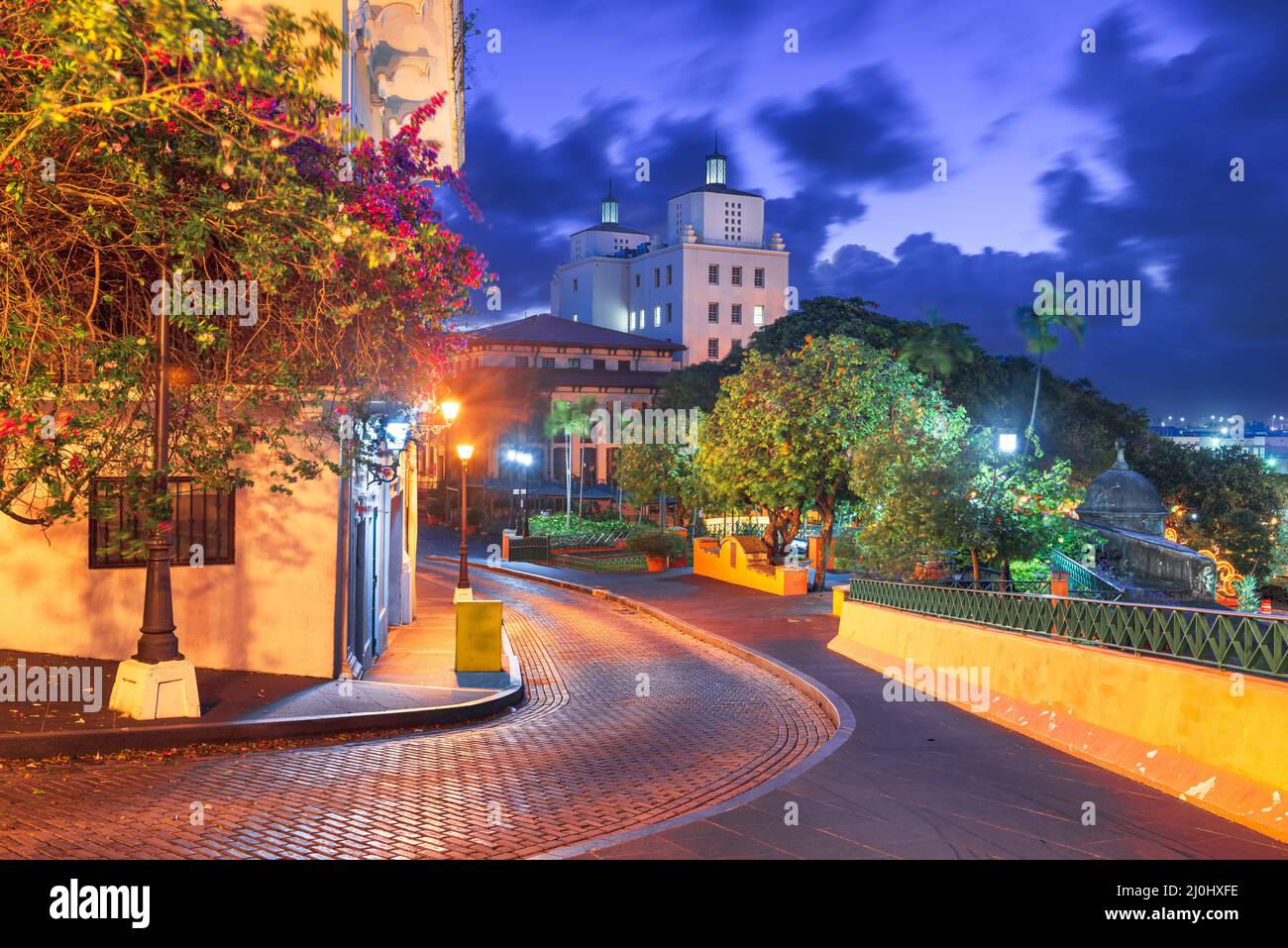Calles de San Juan, Puerto Rico y paisaje urbano por la noche. Foto de stock
