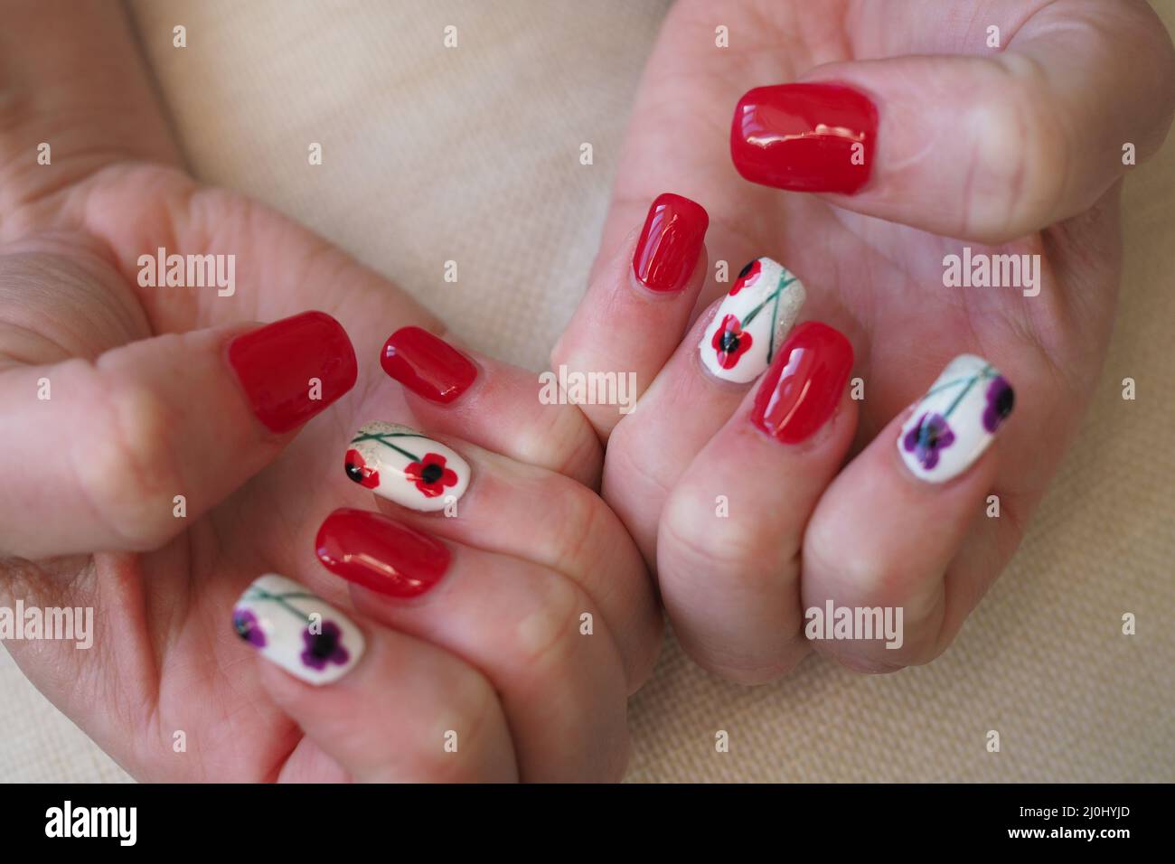 Uñas acrílicas pintadas con tema de recuerdo de amapola Fotografía de stock  - Alamy