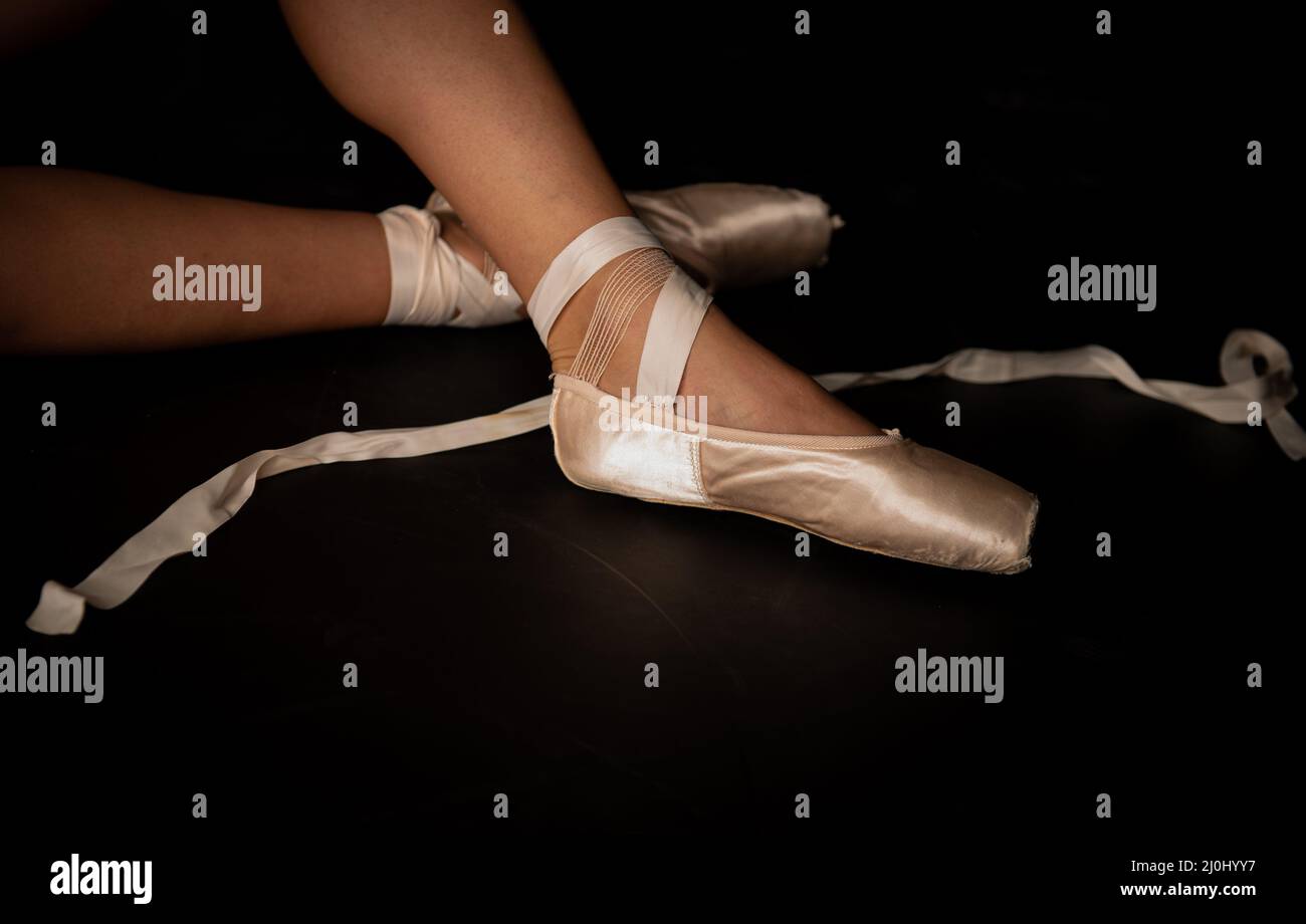 Mujer hermosa bailarina de ballet aislado sobre un fondo blanco. Bailarina  está vistiendo un leotard negro, rosa medias, Pointe zapato Fotografía de  stock - Alamy