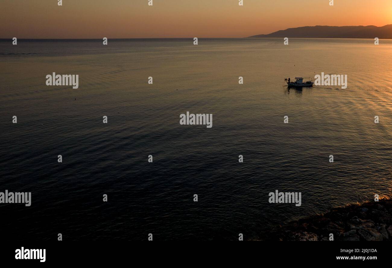 Vista aérea de drones de barcos de pesca navegando en el mar al amanecer. Latsi Paphos Chipre Foto de stock
