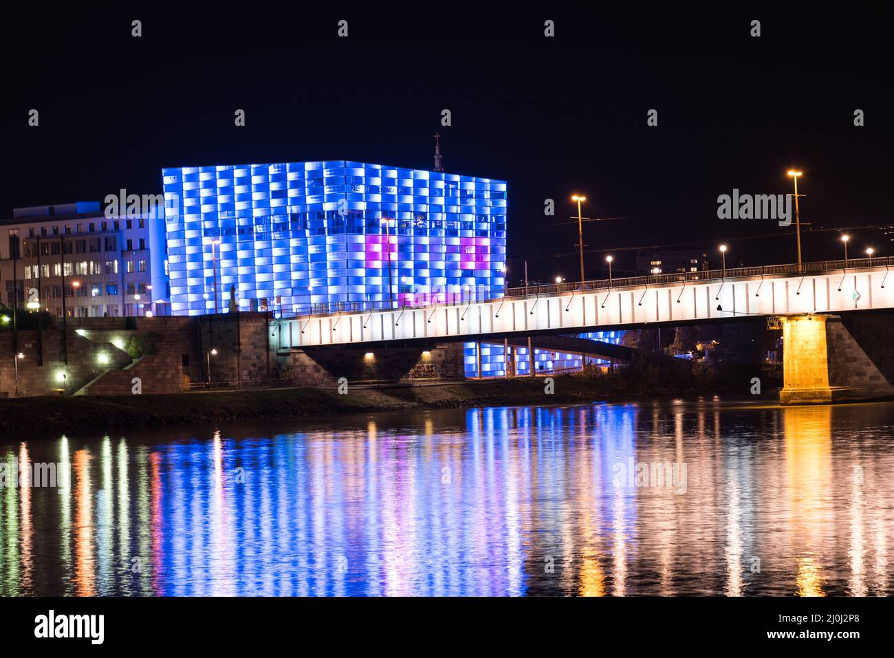 ARS Electronica Centro iluminado por la noche por el Danubio - Linz, Austria Foto de stock
