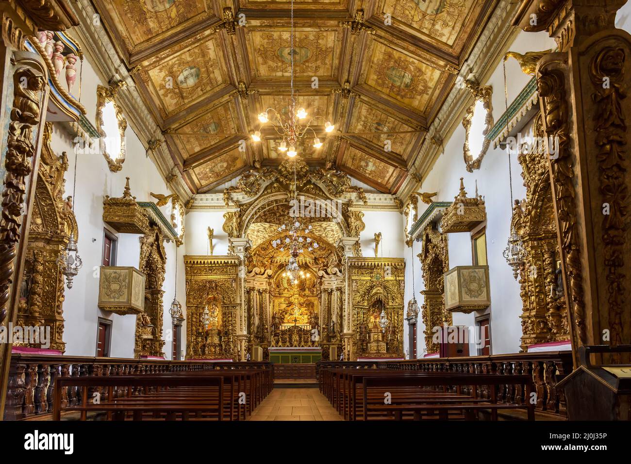 Lujoso interior y altar de una iglesia histórica brasileña del siglo 18th en arquitectura barroca Foto de stock