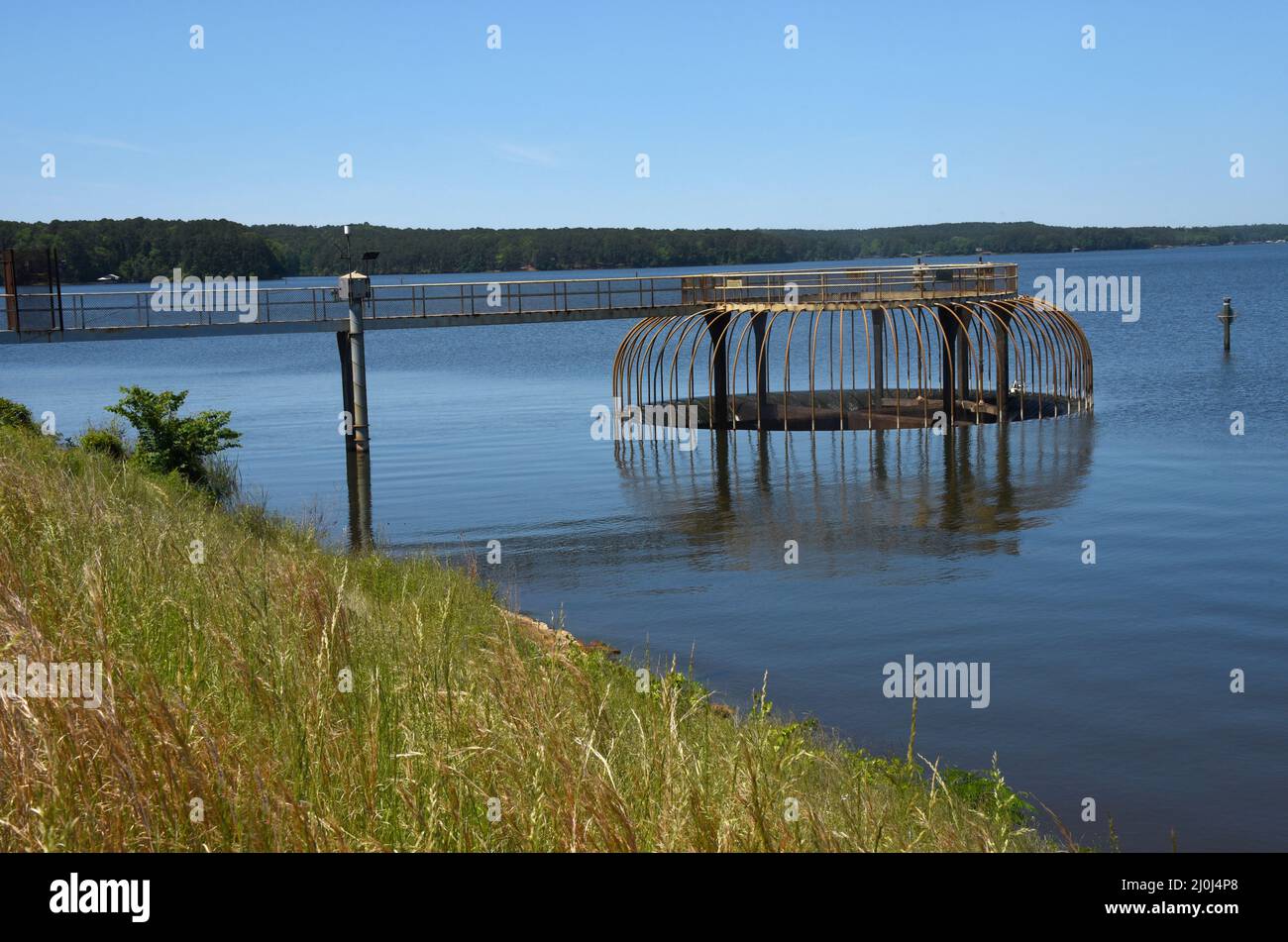 La ruta desbordante del lago Claiborne, en Louisiana, muestra el drenaje del lago a través de la presa controlada. Foto de stock
