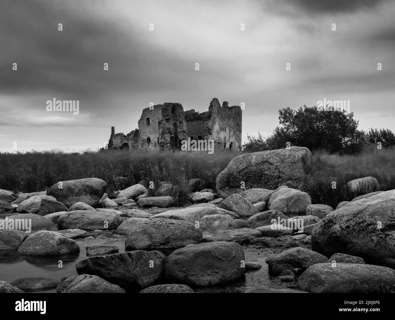 Vista de las ruinas del castillo en Toolse, en el norte de Estonia Foto de stock