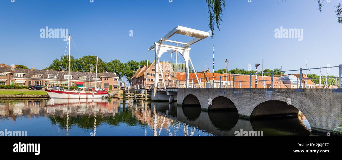 Paisaje urbano Enkhuizen con puente blanco histórico pueblo pesquero en Holanda del Norte en los Países Bajos Foto de stock