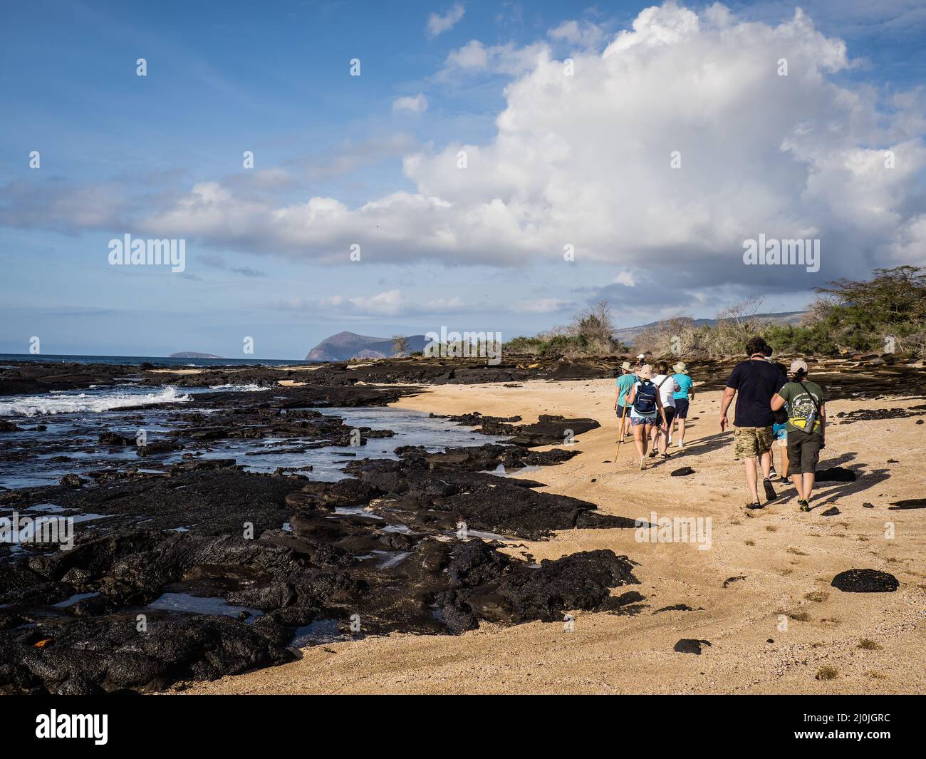 Paisaje de playa con turistas, Isla Santiago, Galápagos, Ecuador Foto de stock