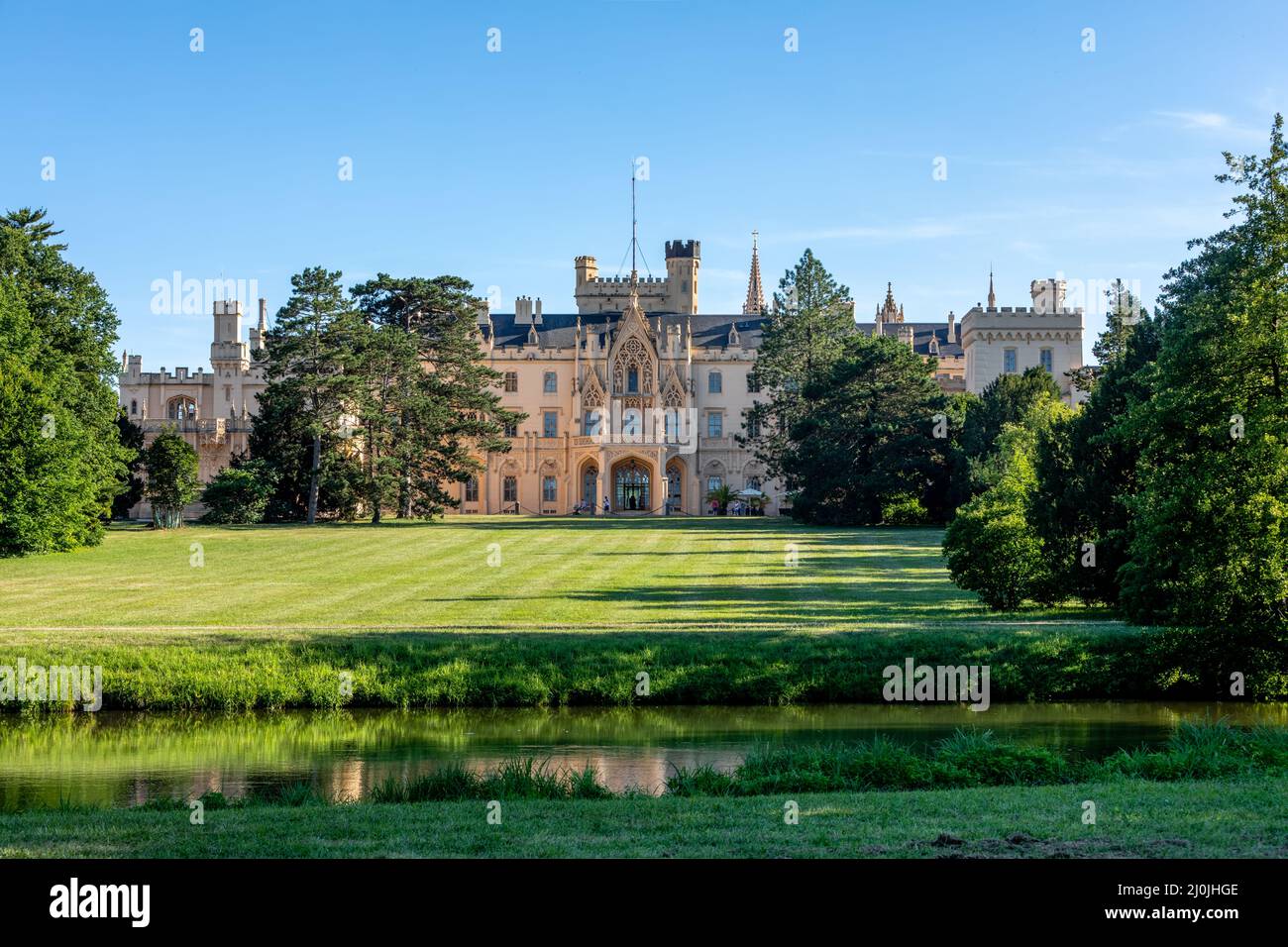 Lednice Chateau con hermosos jardines y parques en el soleado día de verano Foto de stock