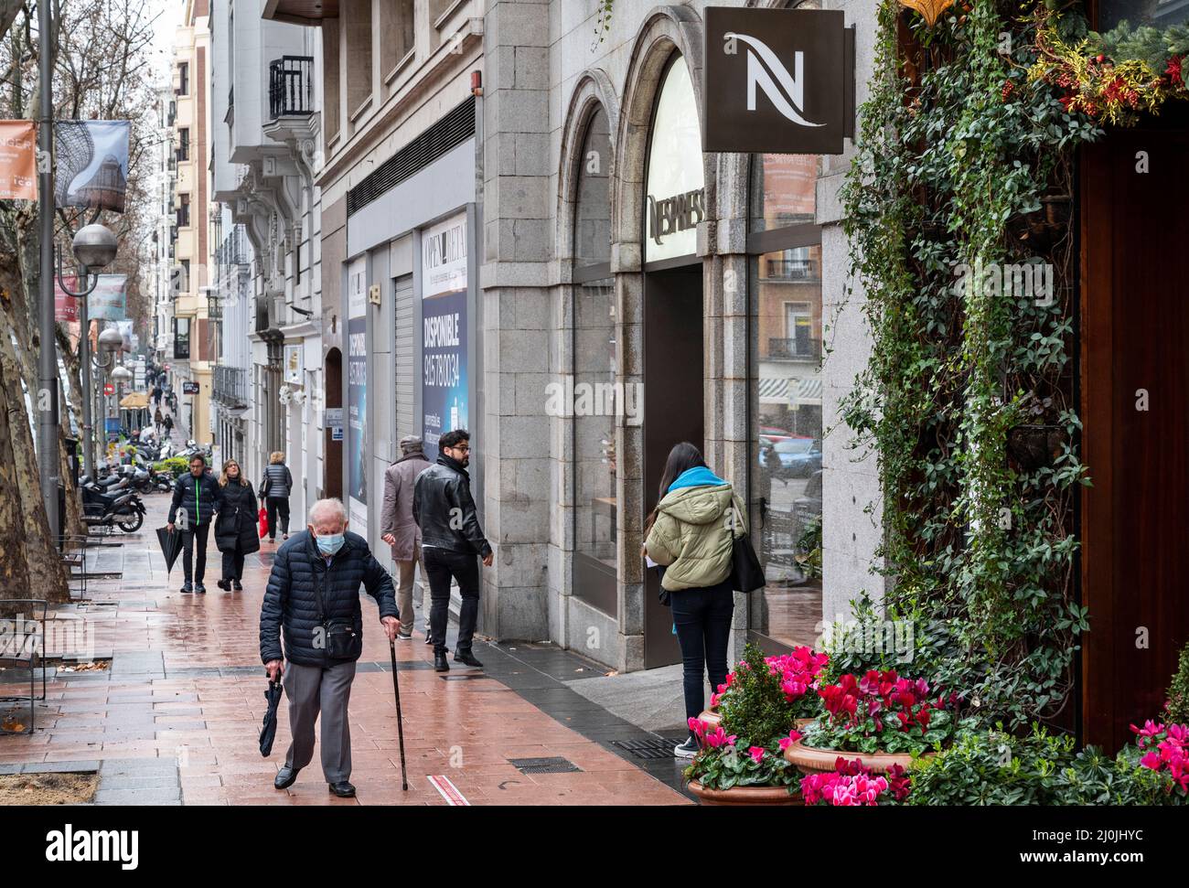 Madrid, España. 3rd Mar, 2022. Los peatones pasan por delante de la tienda  suiza de gama alta y líder mundial en cápsulas de café Nespresso en España.  (Imagen de crédito: © Xavi