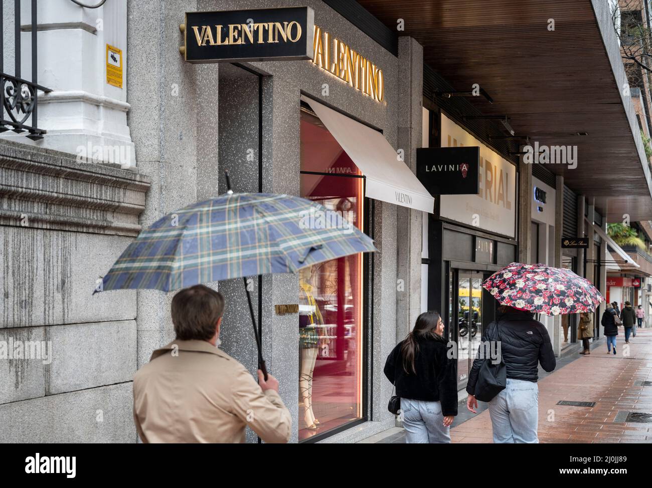 Madrid, España. 3rd Mar, Los peatones pasan por delante de tienda de ropa de moda italiana y cosmética Valentino en España. (Imagen de crédito: © Xavi Lopez/SOPA Images via ZUMA
