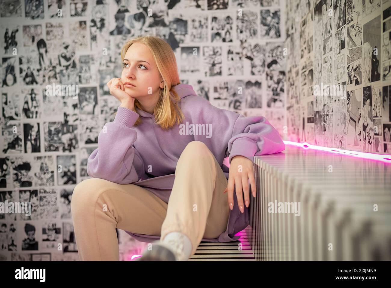 retrato de una adolescente elegante en una habitación de neón Foto de stock